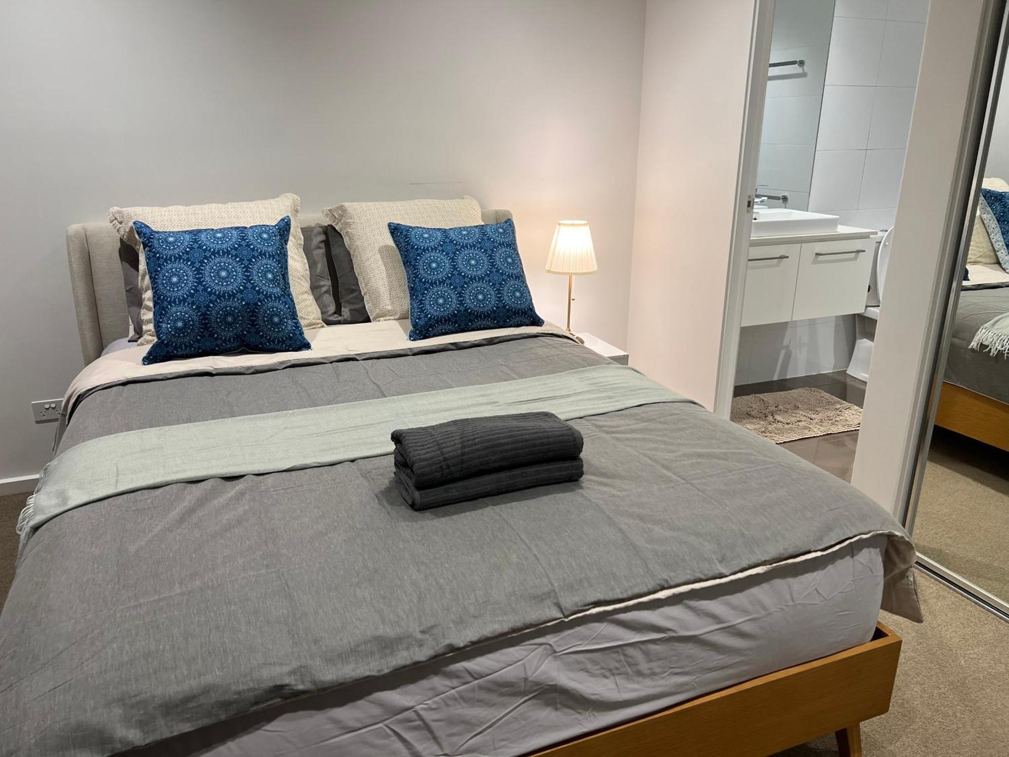 Quiet Cbd 3B2B Apartment + Free Parking — Photos 1